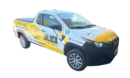 Camioneta pick up blanca con acentos amarillos, rotulada con el logotipo de JOLUCA Soluciones